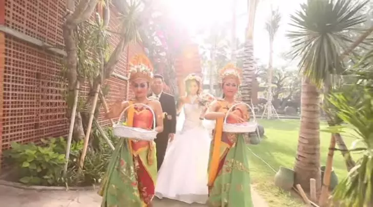 potret lawas pernikahan sarwendah dan ruben onsu © YouTube potret lawas pernikahan sarwendah dan ruben onsu © YouTube