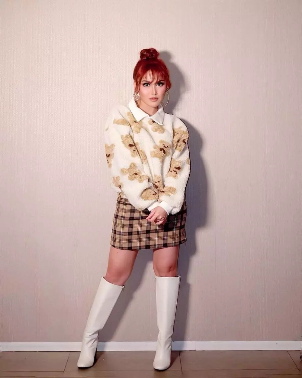 Potret penyanyi cantik dengan gaya rambut high bun © 2021 brilio.net