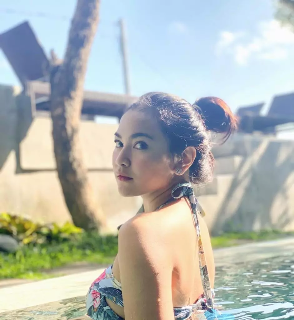 Potret penyanyi cantik dengan gaya rambut high bun © 2021 brilio.net