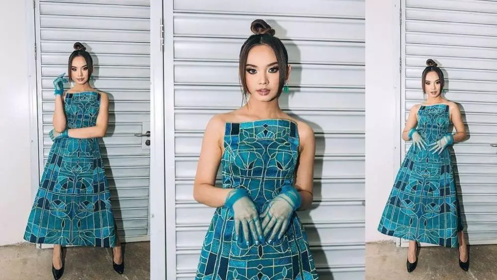 Potret penyanyi cantik dengan gaya rambut high bun © 2021 brilio.net