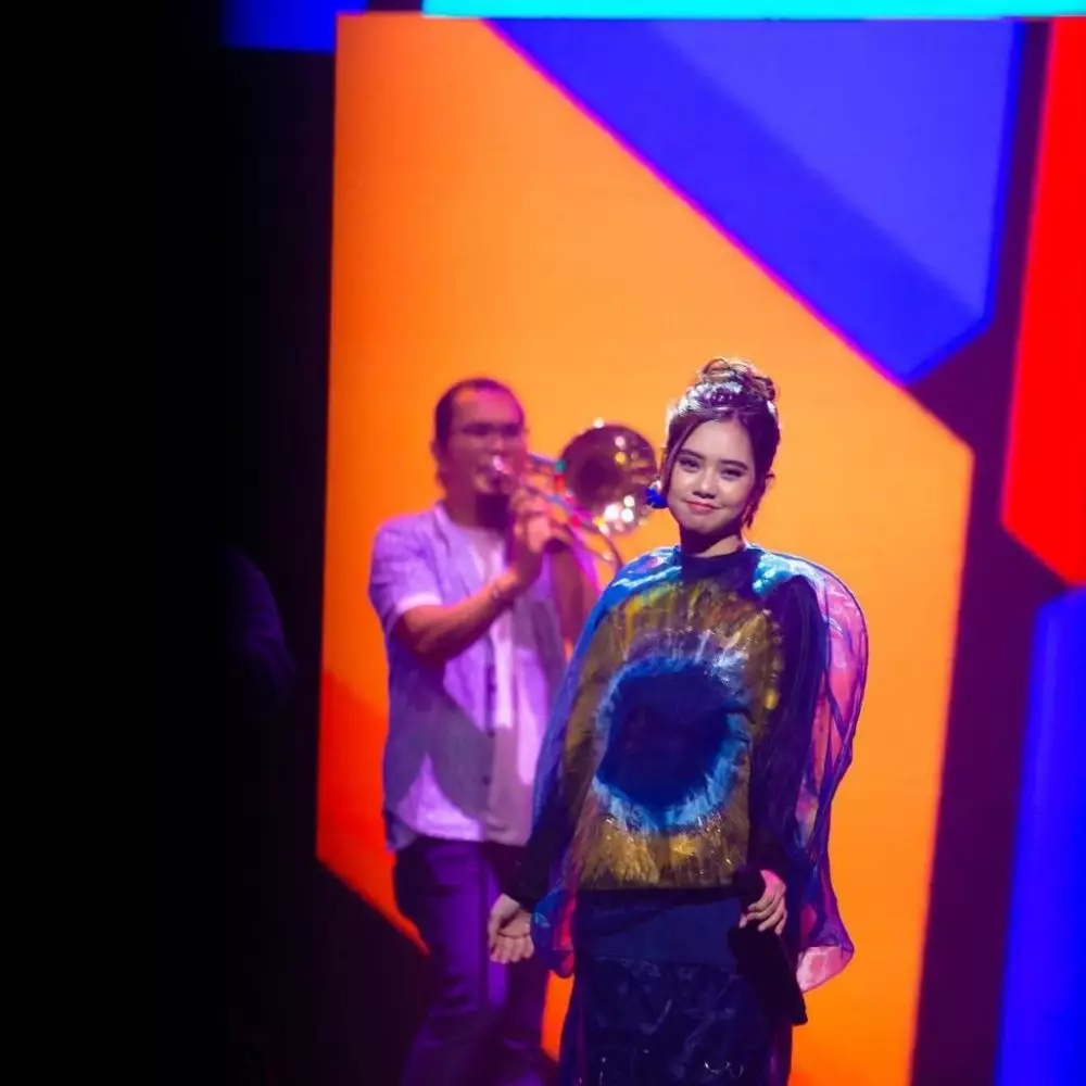 Potret penyanyi cantik dengan gaya rambut high bun © 2021 brilio.net