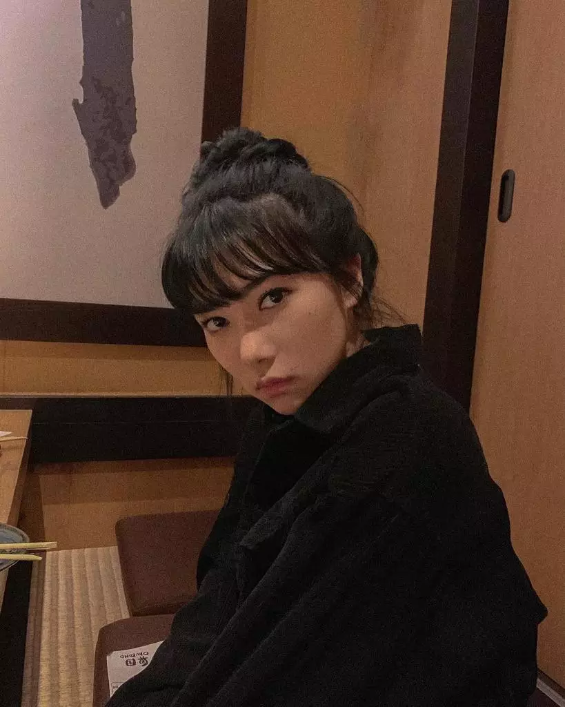 Potret penyanyi cantik dengan gaya rambut high bun © 2021 brilio.net