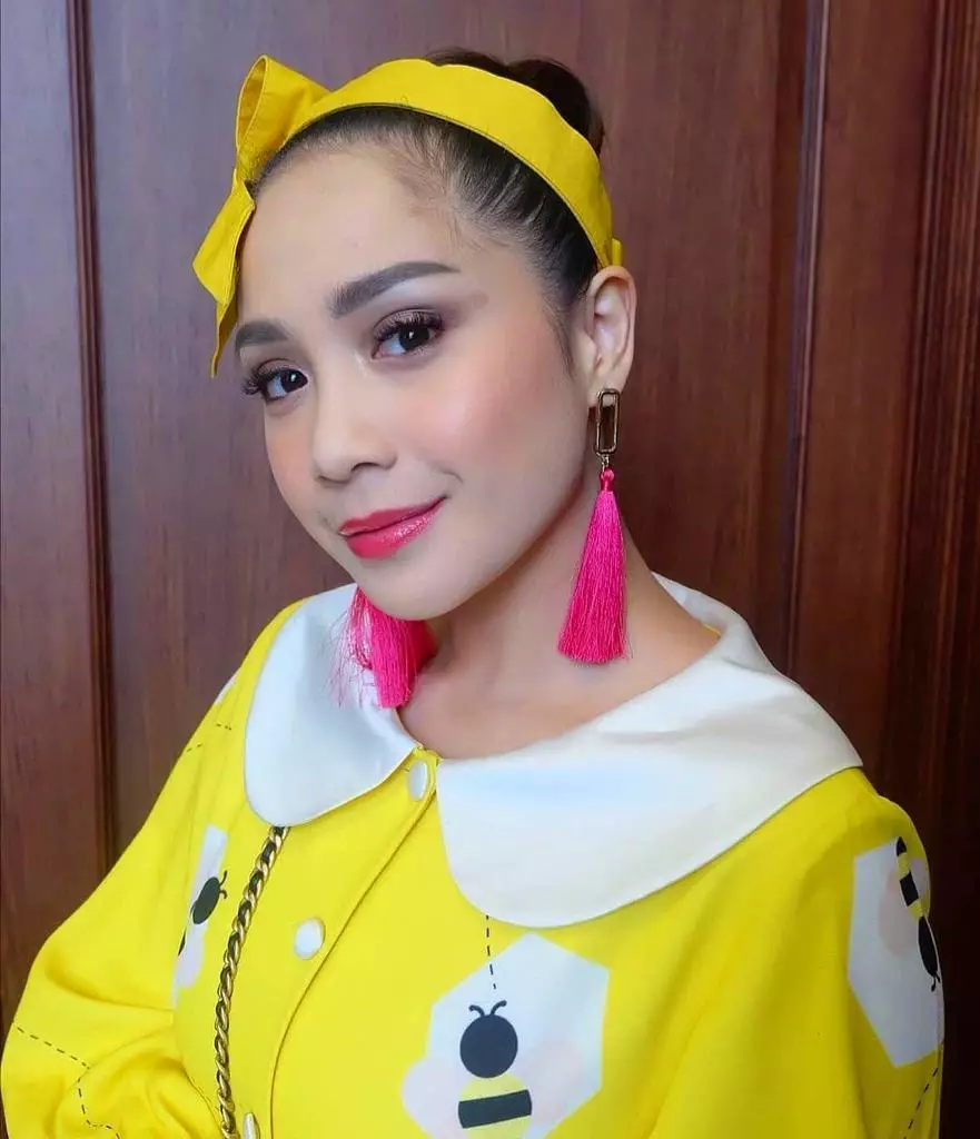 Potret penyanyi cantik dengan gaya rambut high bun © 2021 brilio.net