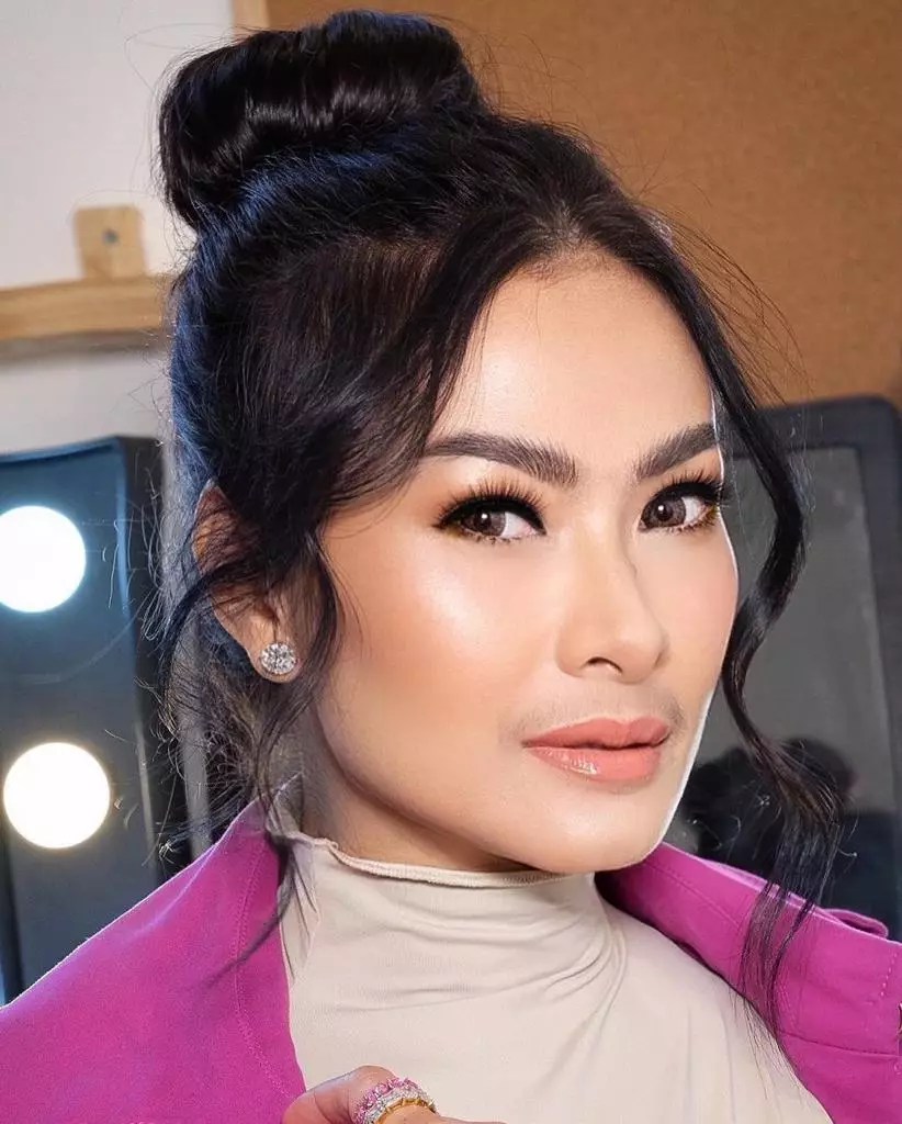 Potret penyanyi cantik dengan gaya rambut high bun © 2021 brilio.net