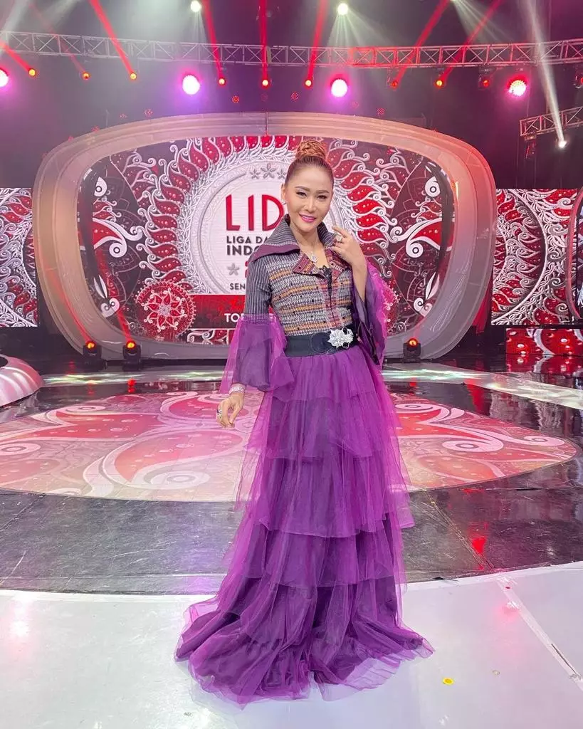 Potret penyanyi cantik dengan gaya rambut high bun © 2021 brilio.net