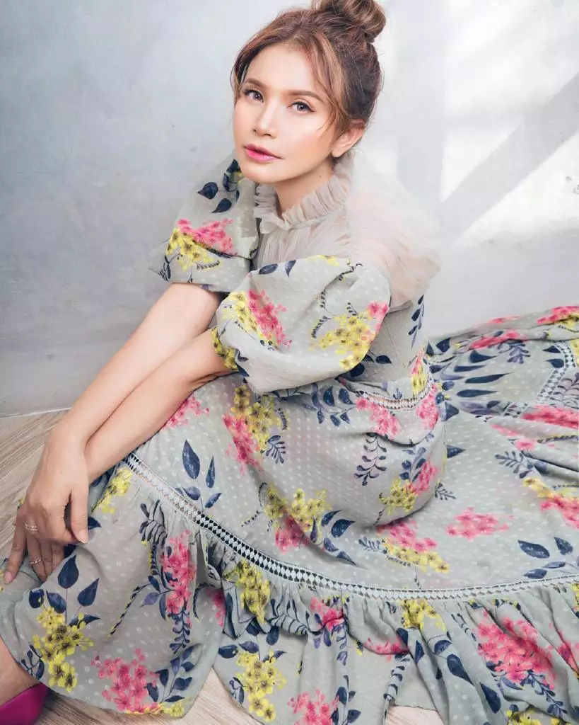 Potret penyanyi cantik dengan gaya rambut high bun © 2021 brilio.net