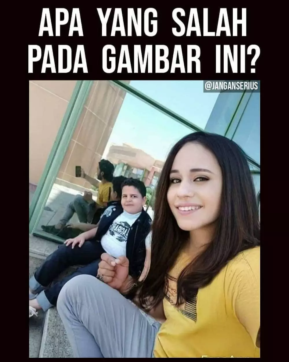 pose orang selfie © 2021 berbagai sumber