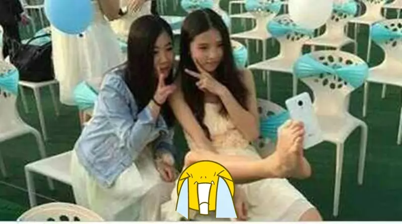 pose orang selfie © 2021 berbagai sumber