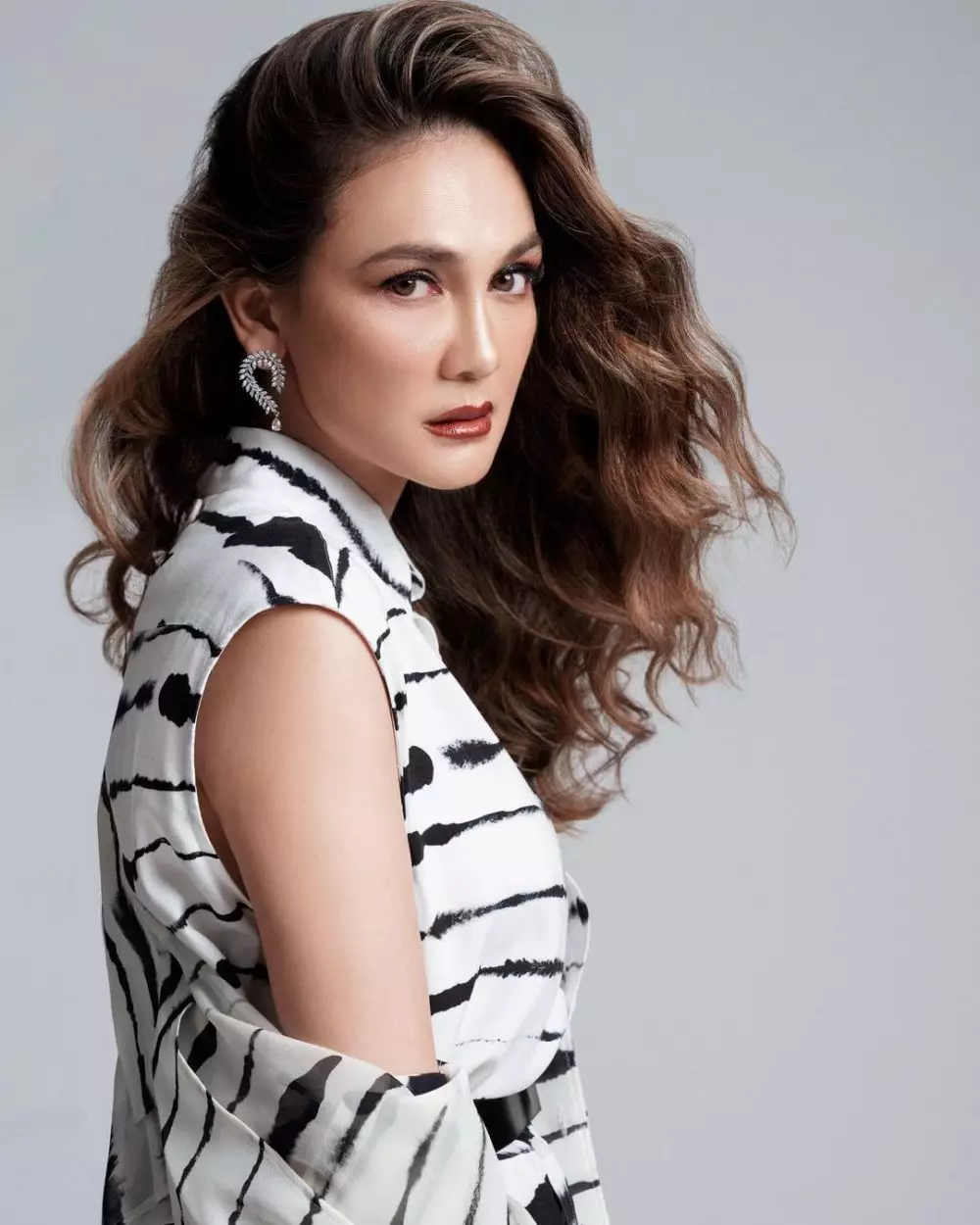 Gaya pemotretan terbaru Luna Maya Instagram/@winstongomez Gaya pemotretan terbaru Luna Maya Instagram/@winstongomez