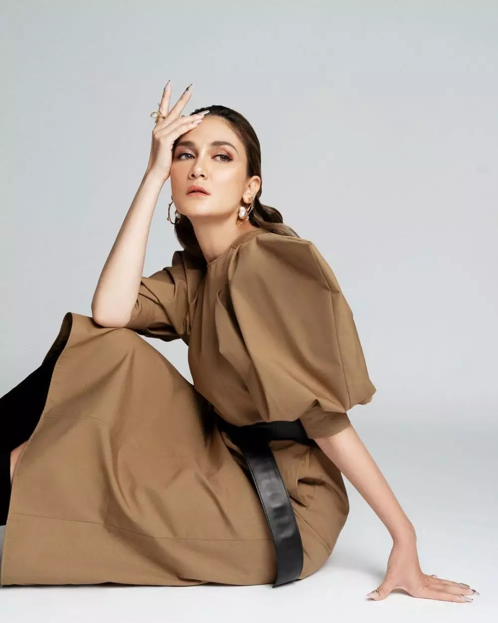 Gaya pemotretan terbaru Luna Maya Instagram/@winstongomez Gaya pemotretan terbaru Luna Maya Instagram/@winstongomez
