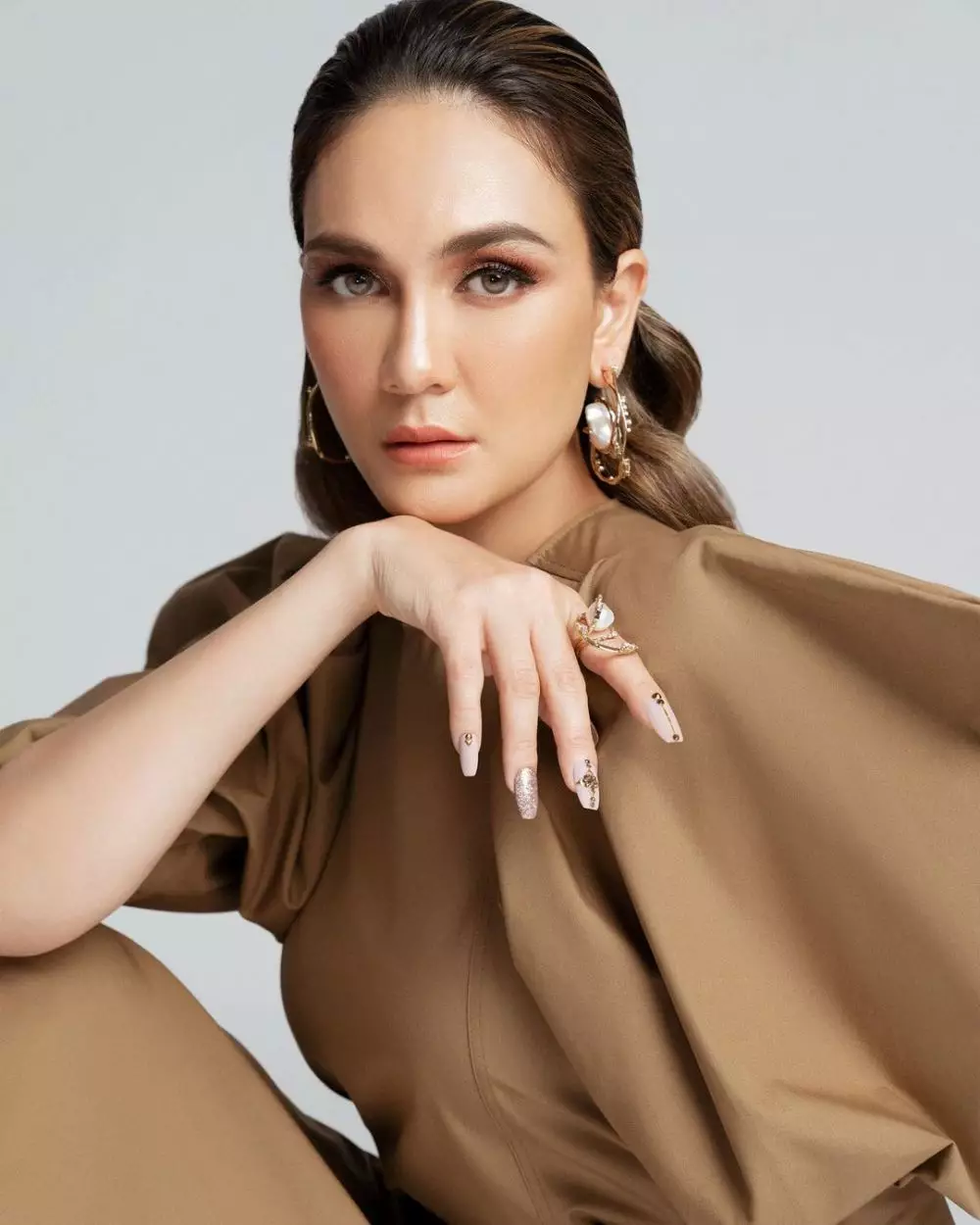 Gaya pemotretan terbaru Luna Maya Instagram/@winstongomez Gaya pemotretan terbaru Luna Maya Instagram/@winstongomez