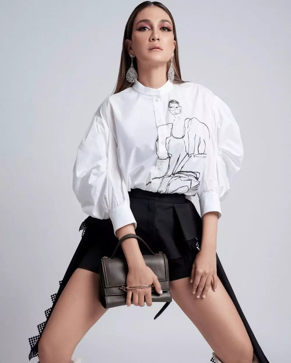 Gaya pemotretan terbaru Luna Maya Instagram/@winstongomez Gaya pemotretan terbaru Luna Maya Instagram/@winstongomez