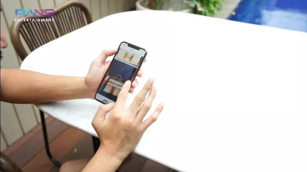 Momen Raffi Ahmad beri hadiah untuk Nagita Slavina © 2021 brilio.net