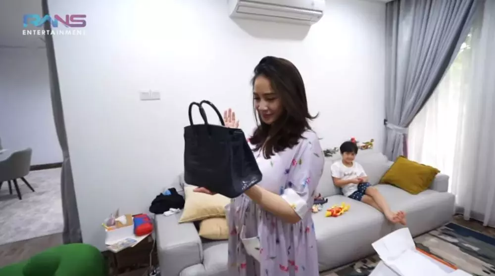 Momen Raffi Ahmad beri hadiah untuk Nagita Slavina © 2021 brilio.net