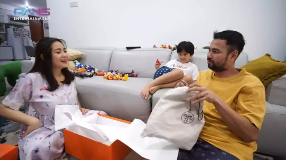 Momen Raffi Ahmad beri hadiah untuk Nagita Slavina © 2021 brilio.net