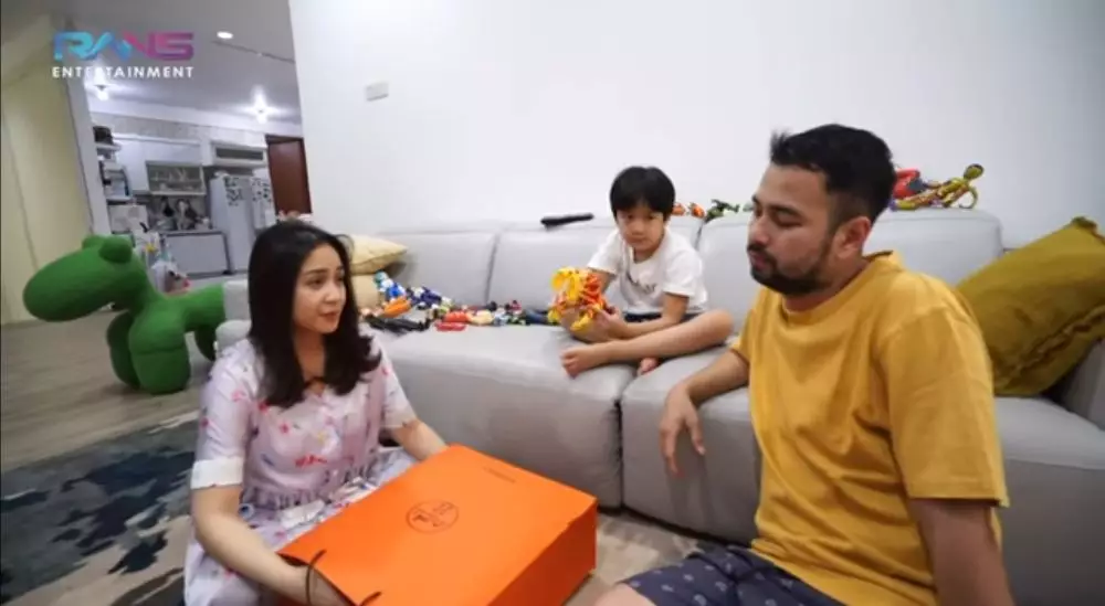 Momen Raffi Ahmad beri hadiah untuk Nagita Slavina © 2021 brilio.net