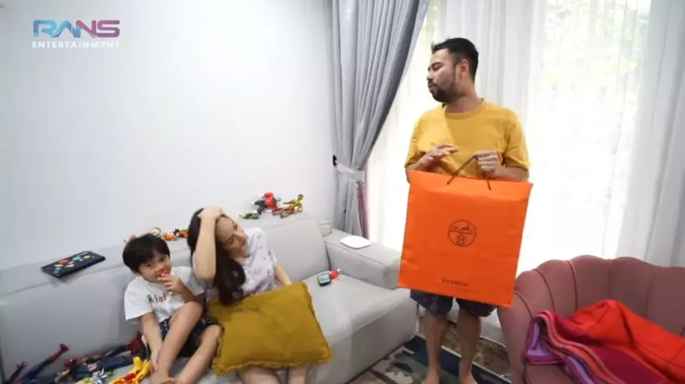 Momen Raffi Ahmad beri hadiah untuk Nagita Slavina © 2021 brilio.net