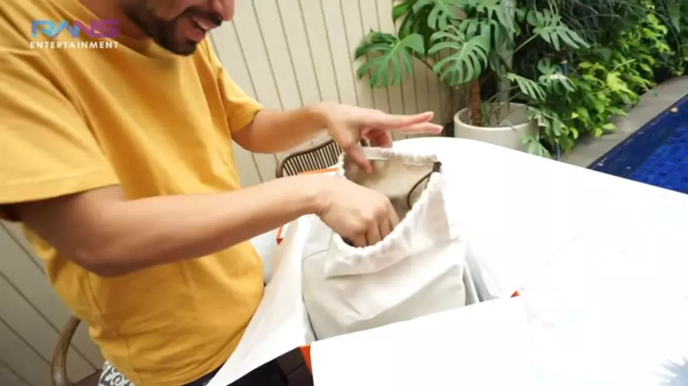 Momen Raffi Ahmad beri hadiah untuk Nagita Slavina © 2021 brilio.net