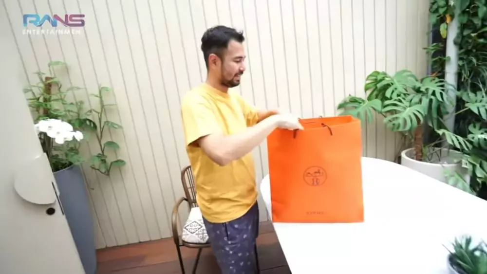 Momen Raffi Ahmad beri hadiah untuk Nagita Slavina © 2021 brilio.net