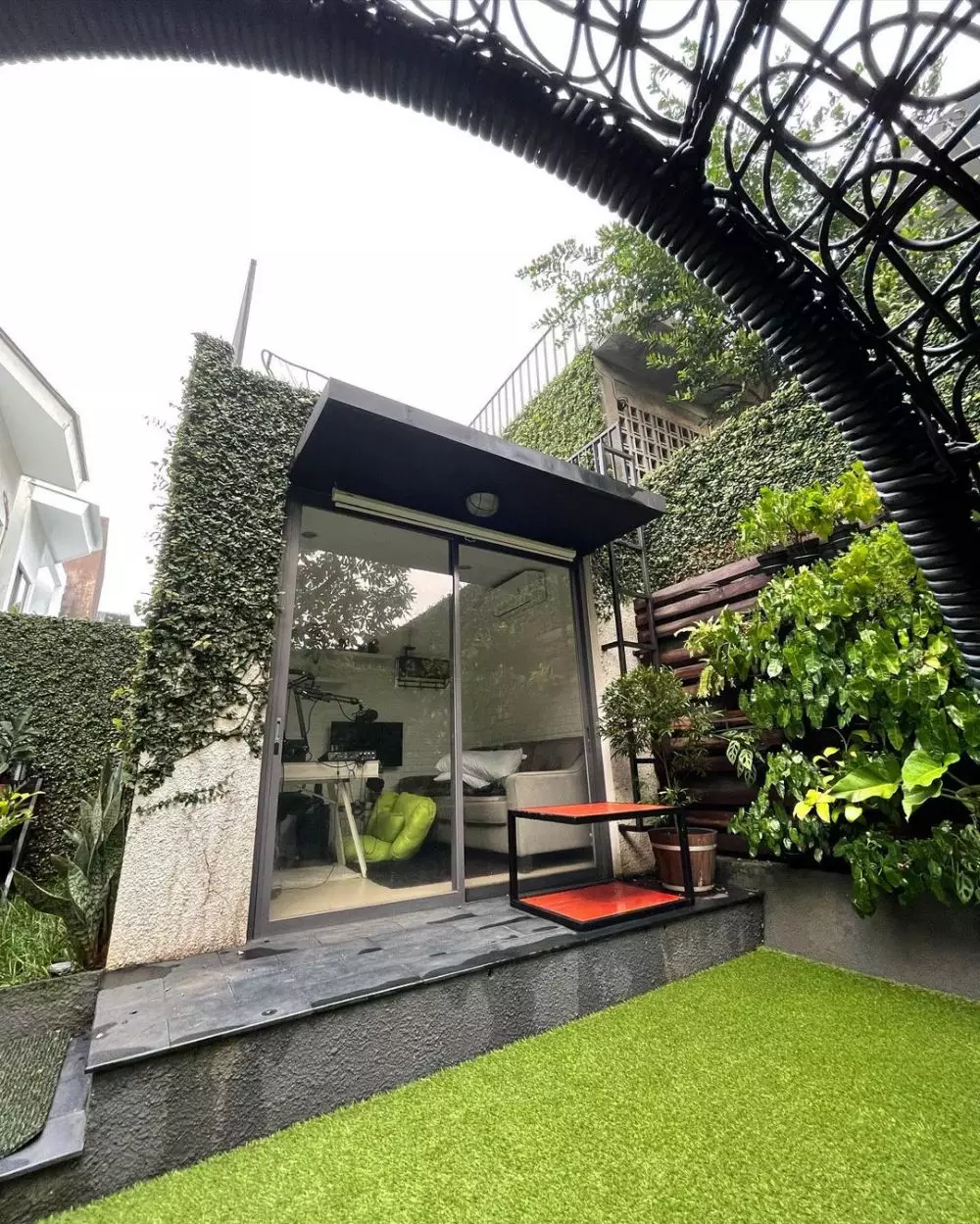halaman rumah Joko Anwar © Instagram