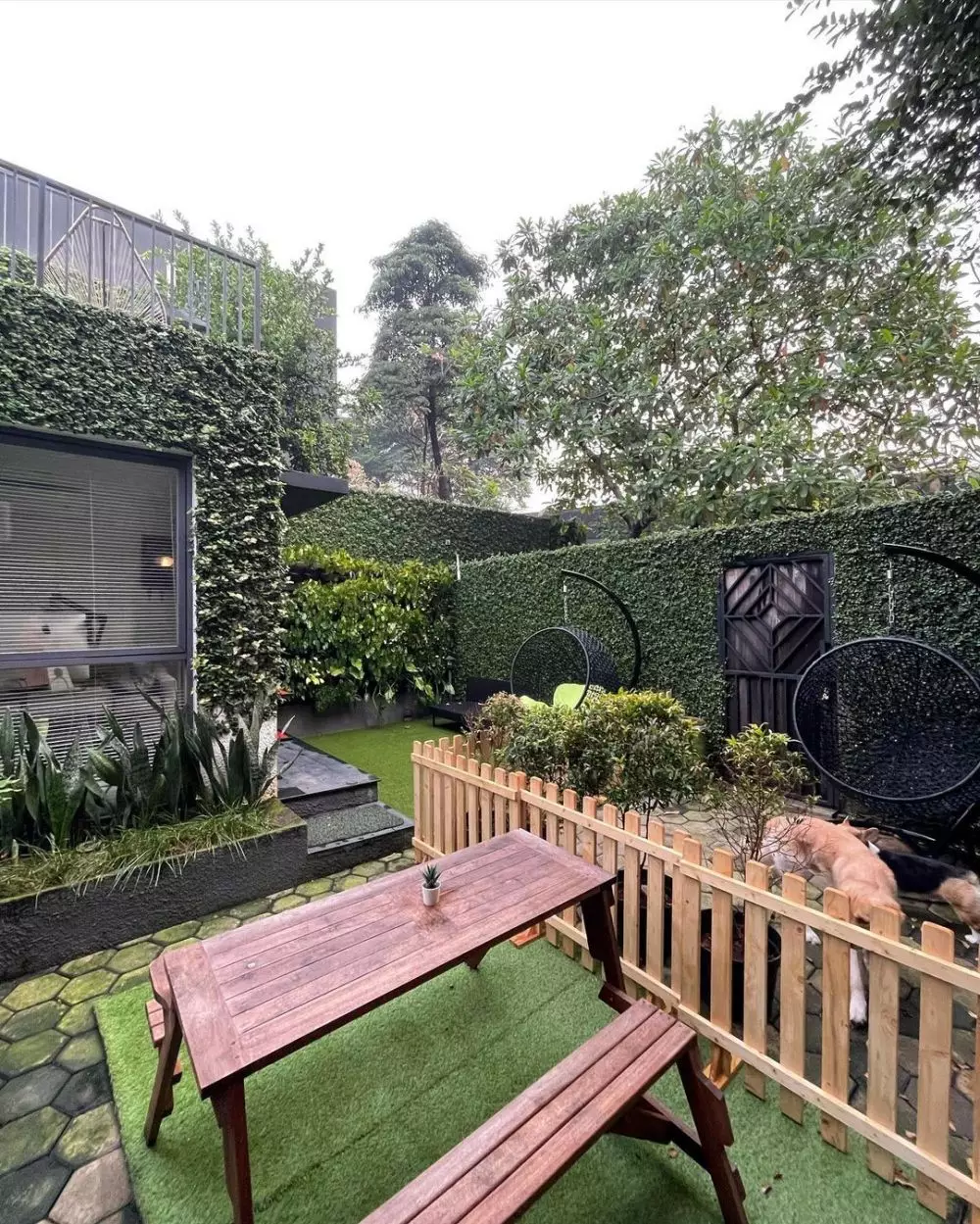 halaman rumah Joko Anwar © Instagram