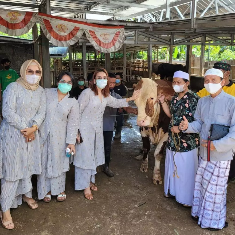 Momen Ayu Ting Ting potong daging kurban © 2021 brilio.net