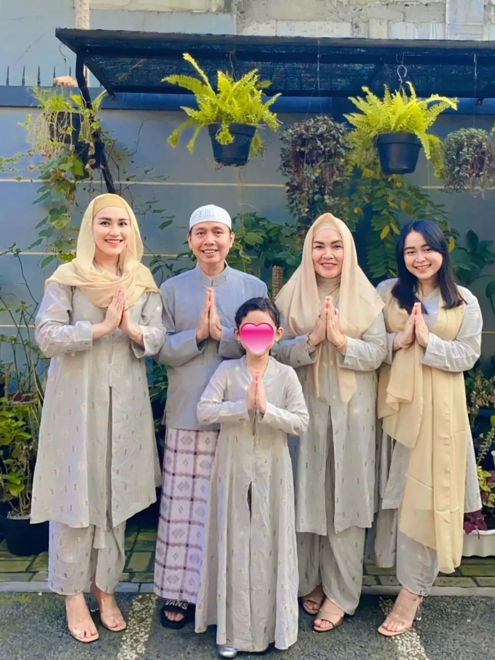 Momen Ayu Ting Ting potong daging kurban © 2021 brilio.net