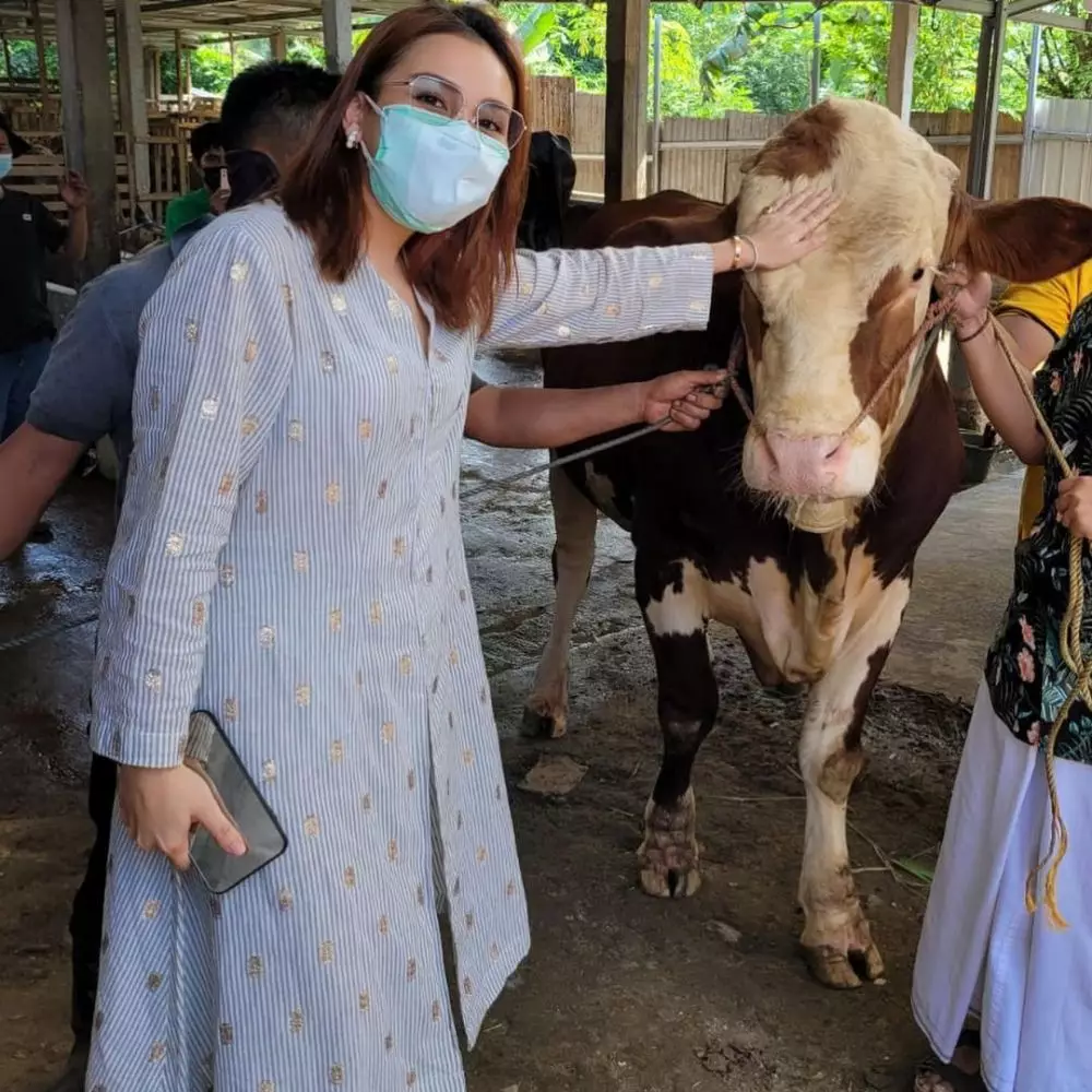Momen Ayu Ting Ting potong daging kurban © 2021 brilio.net