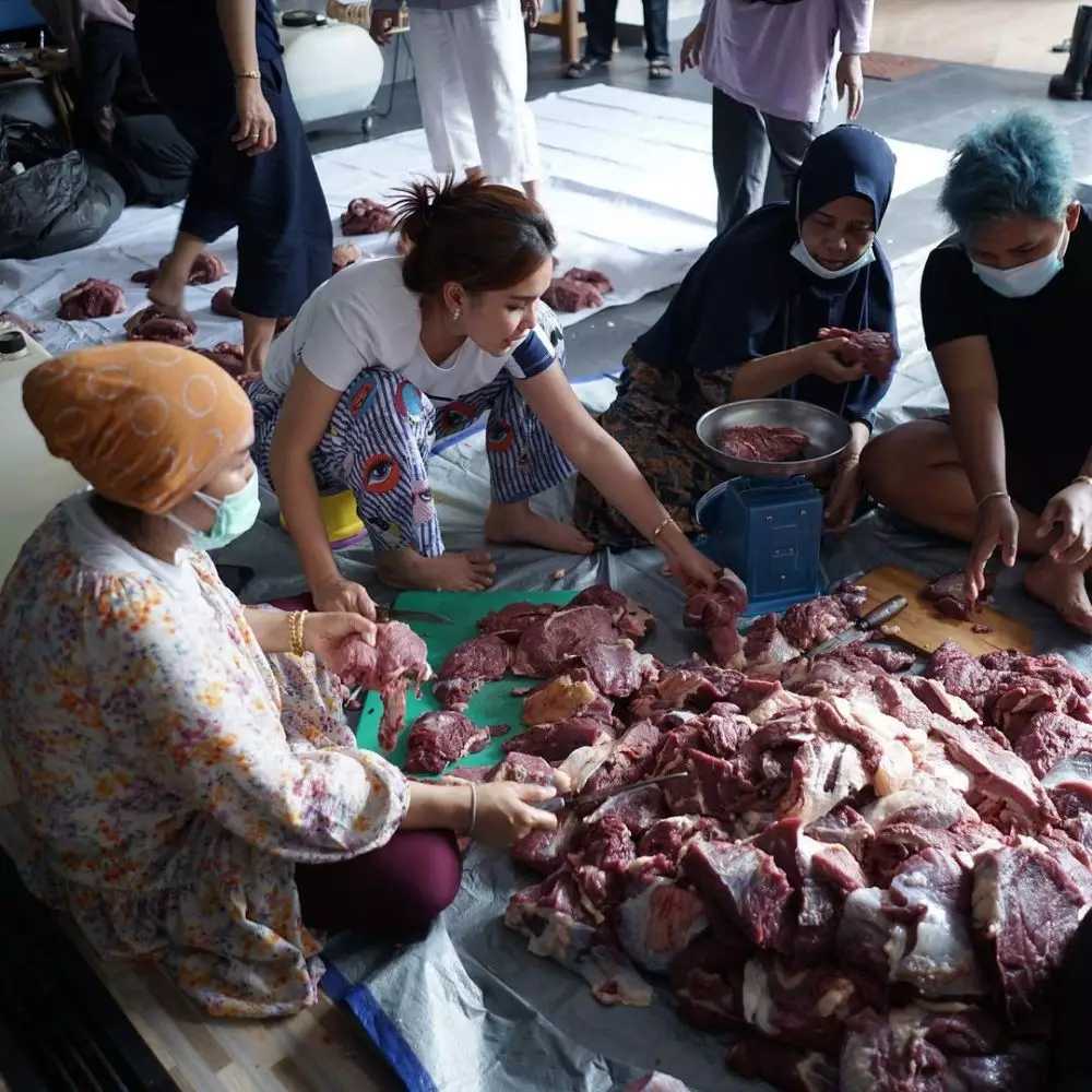 Momen Ayu Ting Ting potong daging kurban © 2021 brilio.net