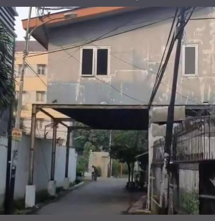 bangunan lucu di pinggir jalan © 2021 instagram.com