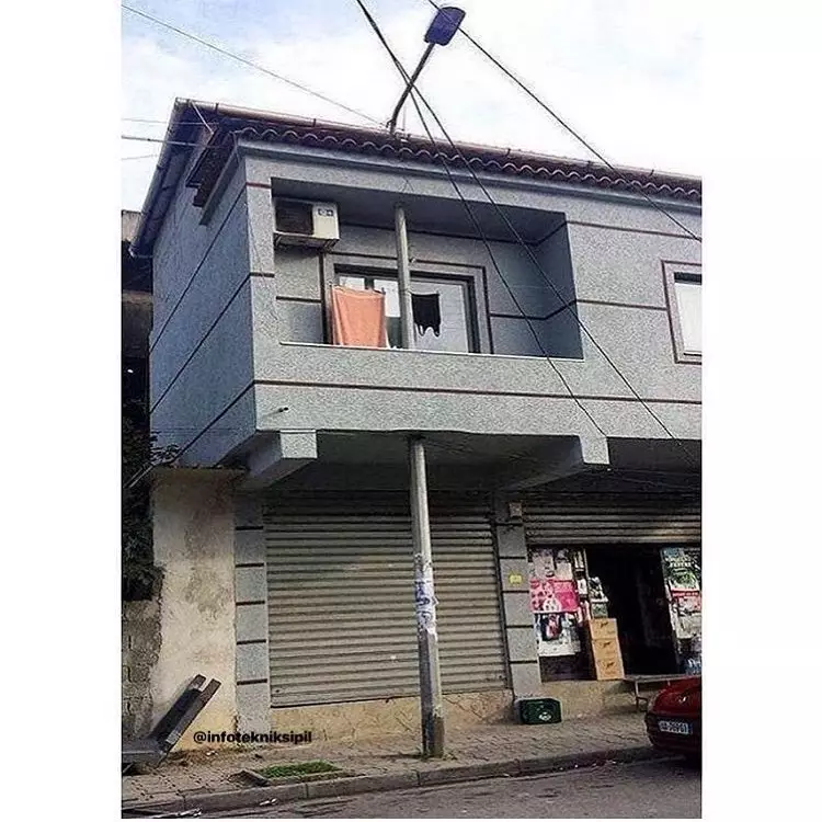 bangunan lucu di pinggir jalan © 2021 instagram.com