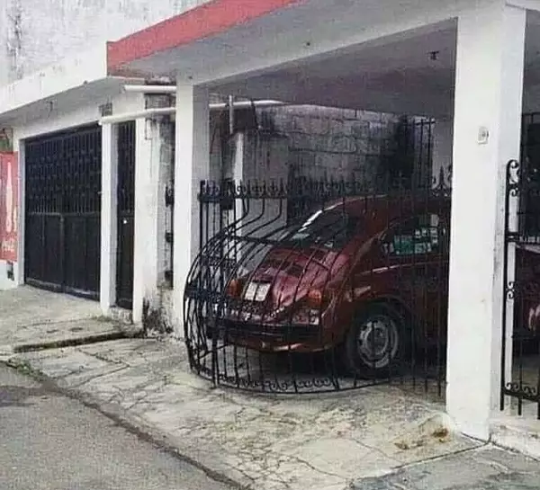 bangunan lucu di pinggir jalan © 2021 instagram.com