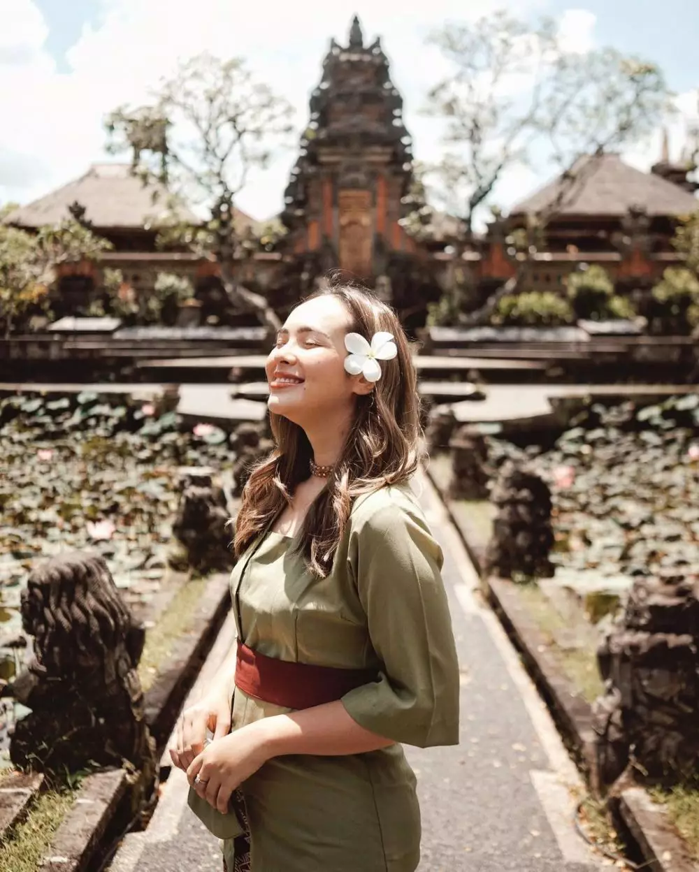 Pesona seleb blasteran pakai baju adat Bali dari berbagai sumber