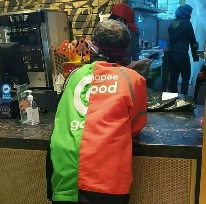 cara orang pakai baju © 2021 berbagai sumber