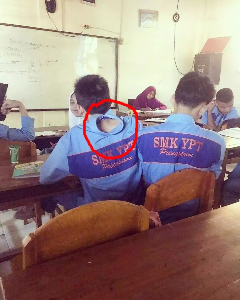 cara orang pakai baju © 2021 berbagai sumber