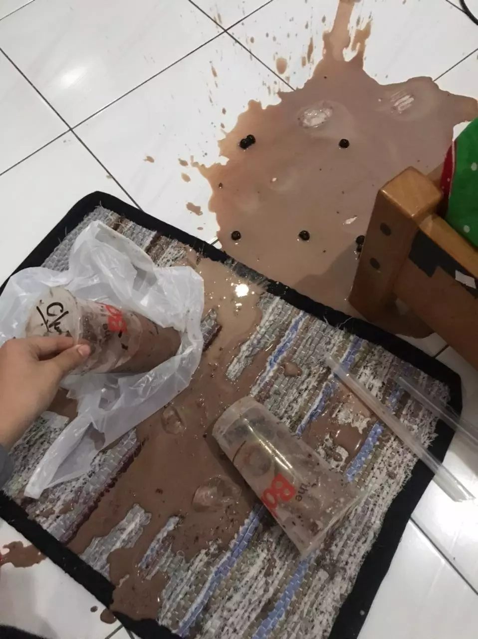 Momen apes habis beli makanan © berbagai sumber