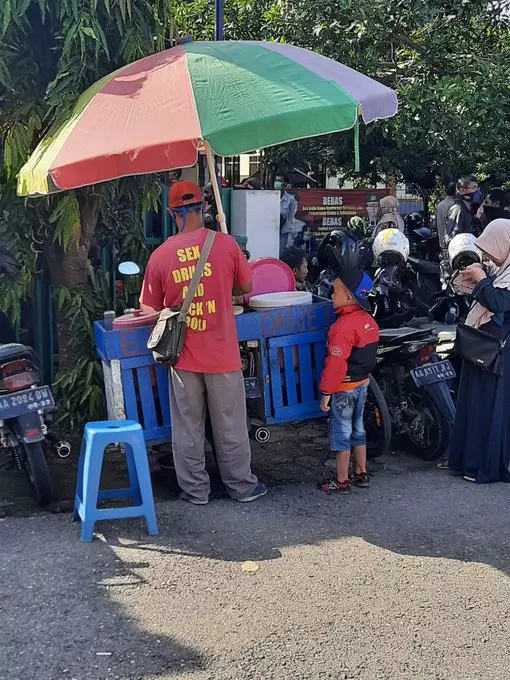 tulisan bahasa inggris kaus © 2021 instagram.com