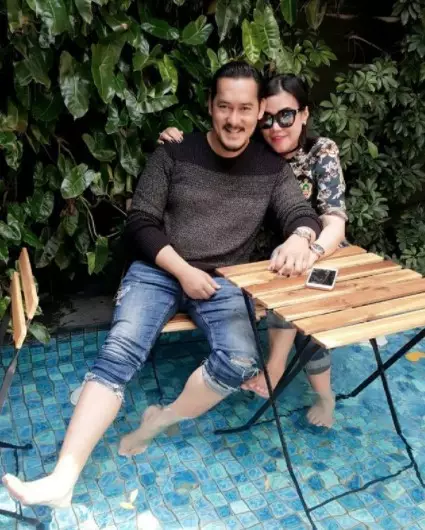 Momen kenangan Alino Octavian bareng keluarga dari berbagai sumber Momen kenangan Alino Octavian bareng keluarga dari berbagai sumber