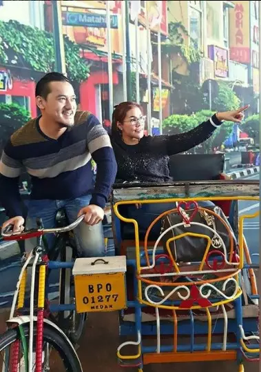 Momen kenangan Alino Octavian bareng keluarga dari berbagai sumber Momen kenangan Alino Octavian bareng keluarga dari berbagai sumber
