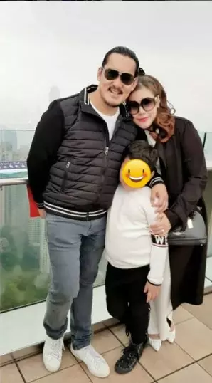 Momen kenangan Alino Octavian bareng keluarga dari berbagai sumber Momen kenangan Alino Octavian bareng keluarga dari berbagai sumber