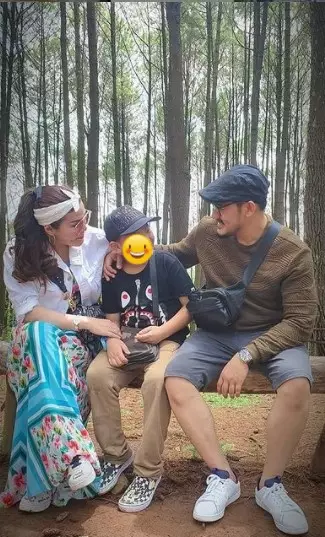 Momen kenangan Alino Octavian bareng keluarga dari berbagai sumber Momen kenangan Alino Octavian bareng keluarga dari berbagai sumber