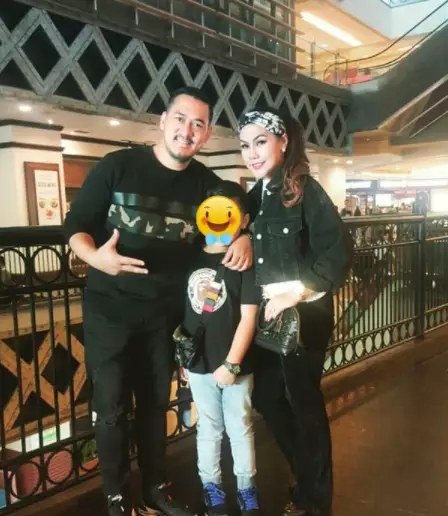Momen kenangan Alino Octavian bareng keluarga dari berbagai sumber Momen kenangan Alino Octavian bareng keluarga dari berbagai sumber