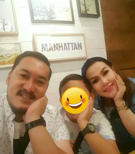 Momen kenangan Alino Octavian bareng keluarga dari berbagai sumber Momen kenangan Alino Octavian bareng keluarga dari berbagai sumber