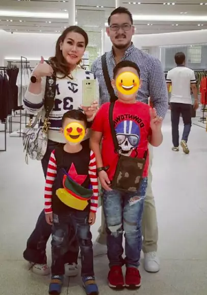 Momen kenangan Alino Octavian bareng keluarga dari berbagai sumber Momen kenangan Alino Octavian bareng keluarga dari berbagai sumber