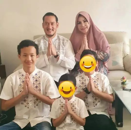 Momen kenangan Alino Octavian bareng keluarga dari berbagai sumber Momen kenangan Alino Octavian bareng keluarga dari berbagai sumber