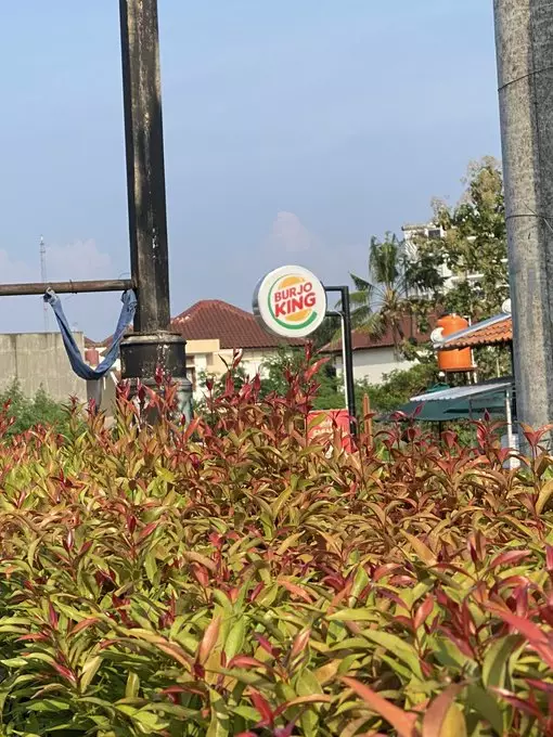 pelesetan lucu di spanduk warung makan © 2021 twitter.com pelesetan lucu di spanduk warung makan © 2021 twitter.com