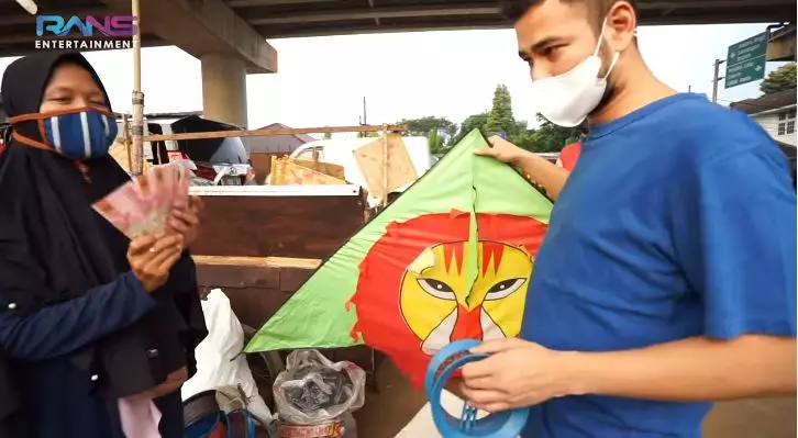 momen raffi ahmad bagi bagi uang © YouTube momen raffi ahmad bagi bagi uang © YouTube