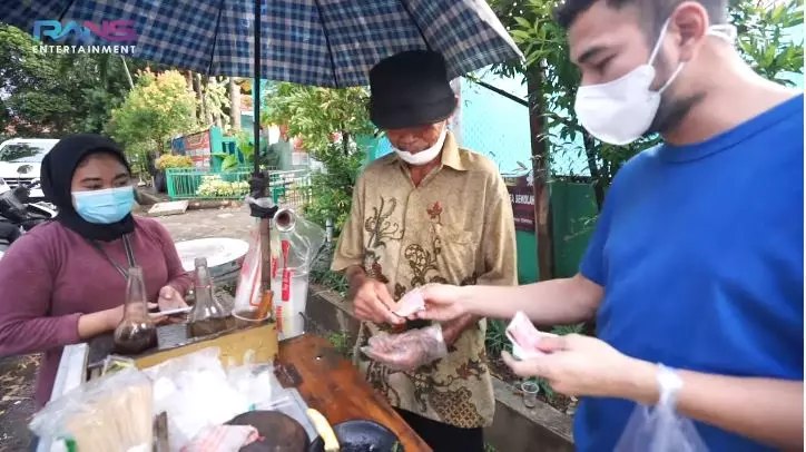 momen raffi ahmad bagi bagi uang © YouTube momen raffi ahmad bagi bagi uang © YouTube