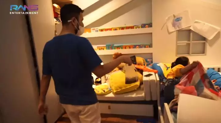 momen raffi ahmad bagi bagi uang © YouTube momen raffi ahmad bagi bagi uang © YouTube