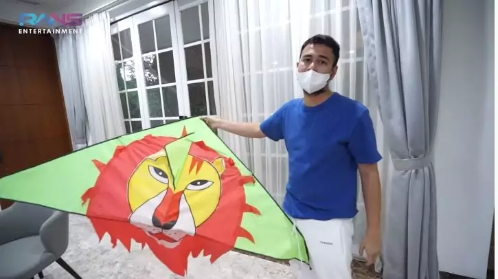 momen raffi ahmad bagi bagi uang © YouTube momen raffi ahmad bagi bagi uang © YouTube